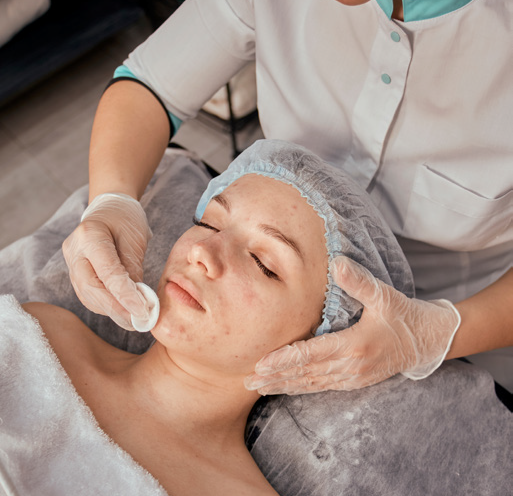 Weekly Acne & Rosacea Boost corrective treatment to reduce inflammation, clear congestion and calm reactive skin.